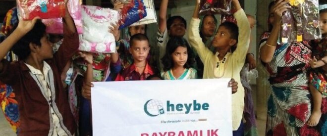 Arakan’da yetimlere ve çocuklara giysi yardımı